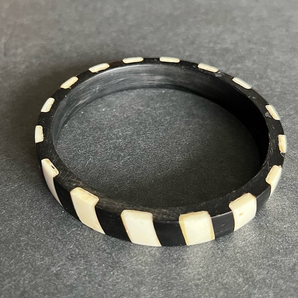 Vintage boutique handmade hand-carved mix wood wooden striped bangle - Picture 3 of 11